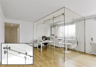 Instalación en cristal securizado, con puertas correderas de cristal, con diseño exclusivo montado con herrajes de JNF.