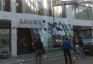 Reposición de los cristales antirrobo de la tienda Loewe de la Diagonal de Galicia